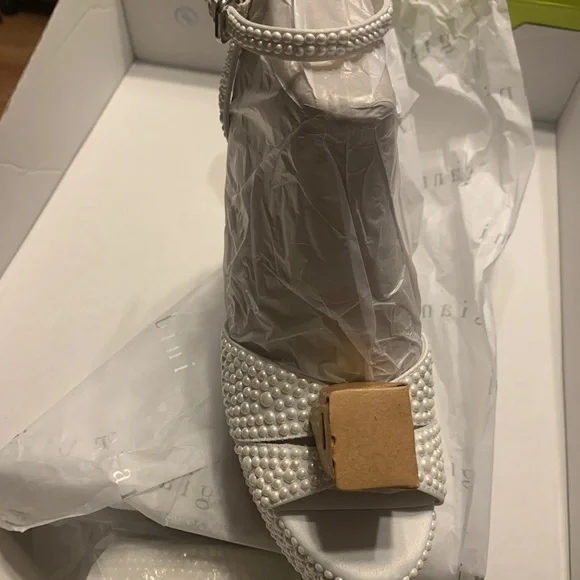 While pearl heels - Picture 5 of 7